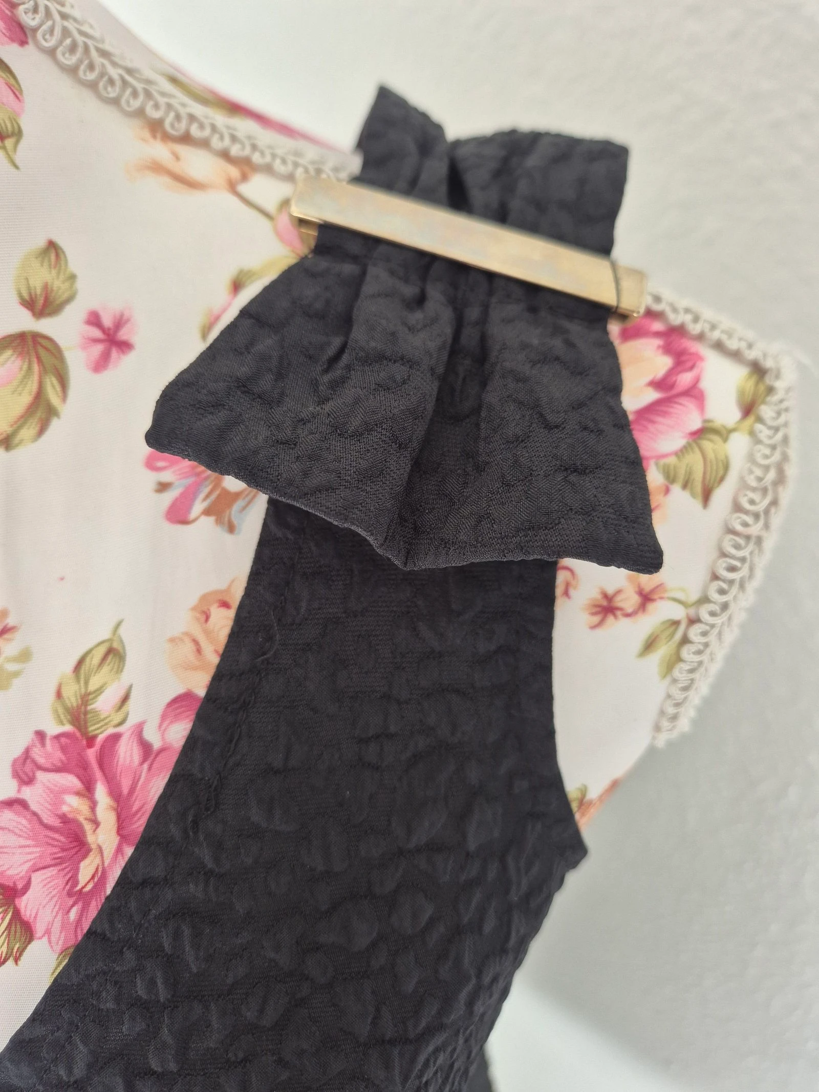 Robe patineuse Morgan preta texturizada tamanho 38 costas de renda gola V nós nos ombros noite chique elegante – photo 4